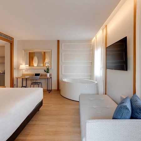 Hotel Boutique Mirlo Barcellona Esterno foto A room at the hotel