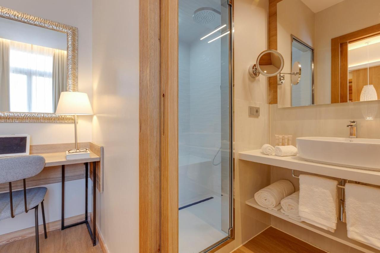 Hotel Boutique Mirlo Barcellona Esterno foto A shower cubicle