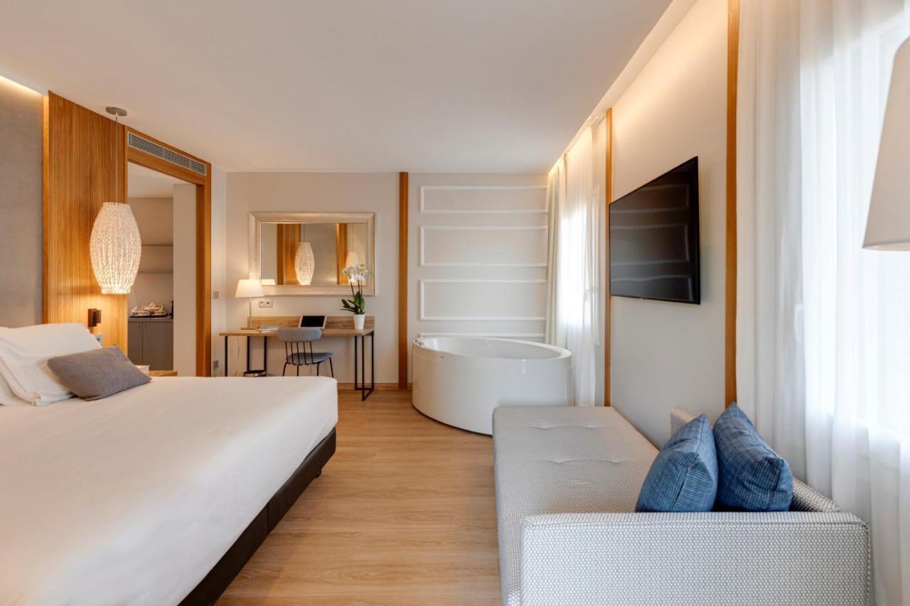 Hotel Boutique Mirlo Barcellona Esterno foto A room at the hotel